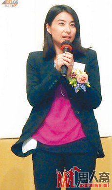 郭晶晶宽松衣遮掩肚子显孕味