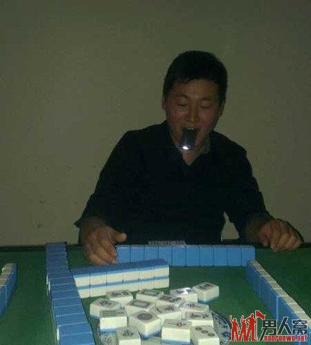 没有电也要打麻将！人手一部诺基亚可以！