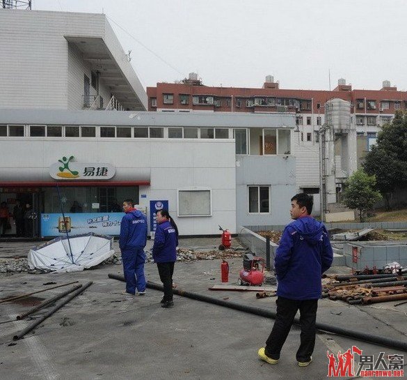 加油站爆炸现场