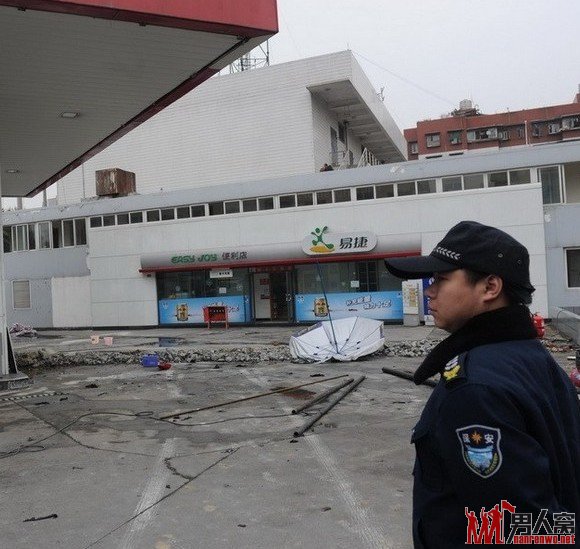 图为抢险工作现场