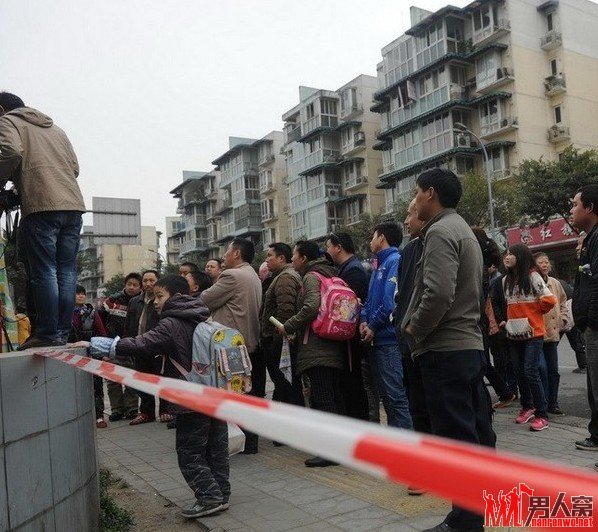 图为事故现场竖起围挡，不少市民围观