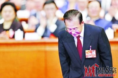 温总理深深三鞠躬