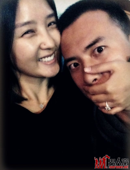 何洁晒求婚钻戒