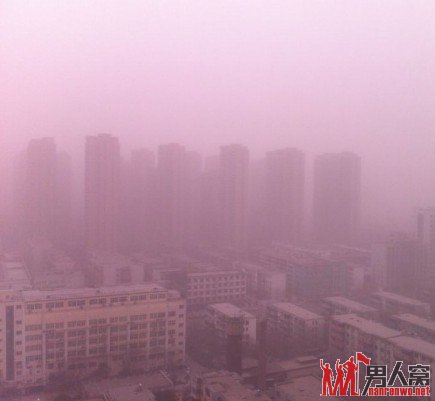 北京沙尘暴移驾郑州 网友称晚上睡沙滩
