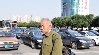 男子捡到SIM卡上网花掉25万 移动称将减收费用