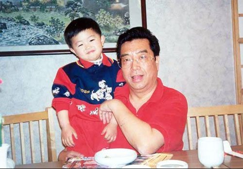 李天一2006年小学毕业照遭曝光 年龄或满19岁