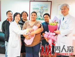 冒着血压飙高的危险 胖妈妈18分钟惊险产子