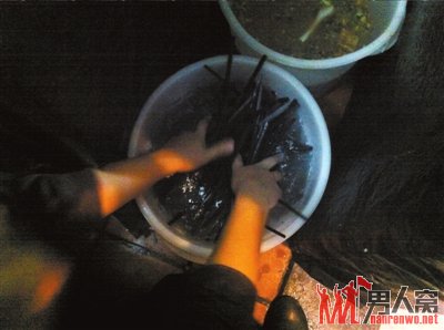 筷子泡过后用水简单冲过便被再次使用，旁边是盛放垃圾的桶