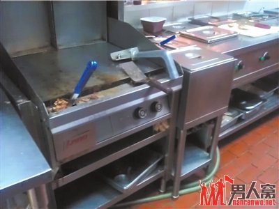 操作台上铲子被插在废物槽内