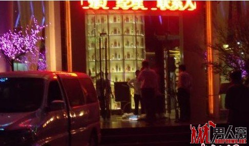 涉毒男子持刀袭警被开枪击毙 同伙1男3女被控制