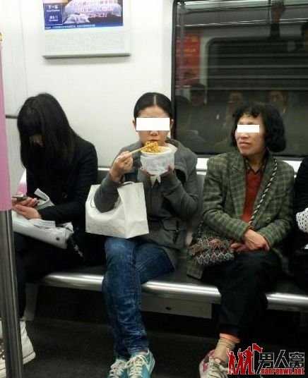 女子地铁吃面 网友拍摄被当头“砸面”