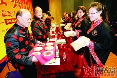 复古的拜师大礼 南大国穿汉服递拜师帖