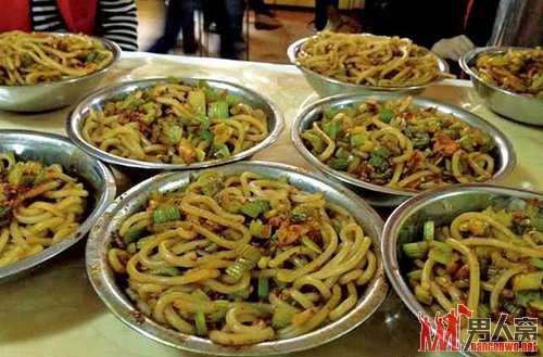 一情侣吵架点了100份米粉 顾客批太浪费