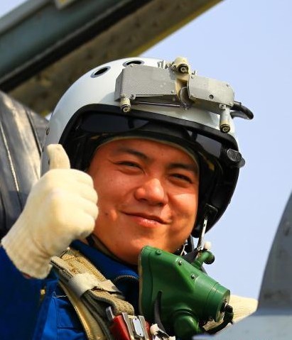 空军公布飞行训练中牺牲的两名飞行员：武勇明、喻亮