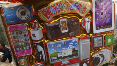 有人扫墓时烧“电子产品”