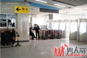 深圳地铁站上厕所要扣证件系防逃票 乘客感觉很冤枉