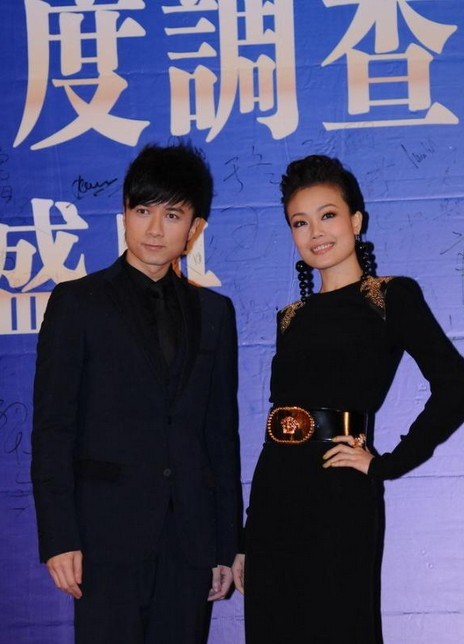 第九届华鼎奖红毯众星斗艳 夸张妆容“惨不忍睹”