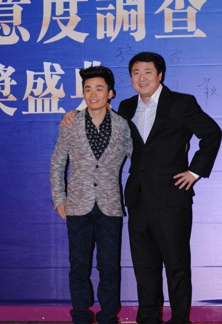 第九届华鼎奖红毯众星斗艳 夸张妆容“惨不忍睹”
