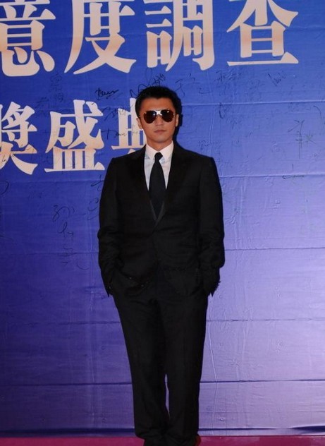 第九届华鼎奖红毯众星斗艳 夸张妆容“惨不忍睹”