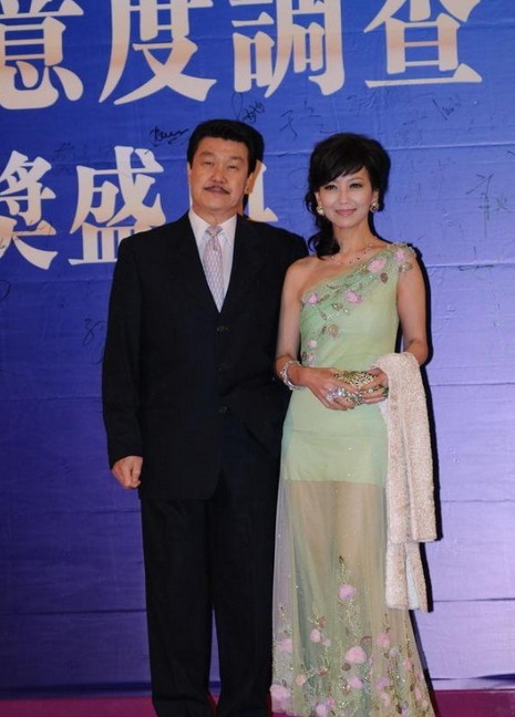 第九届华鼎奖红毯众星斗艳 夸张妆容“惨不忍睹”
