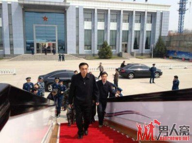 李克强乘专机前往四川雅安地震灾区