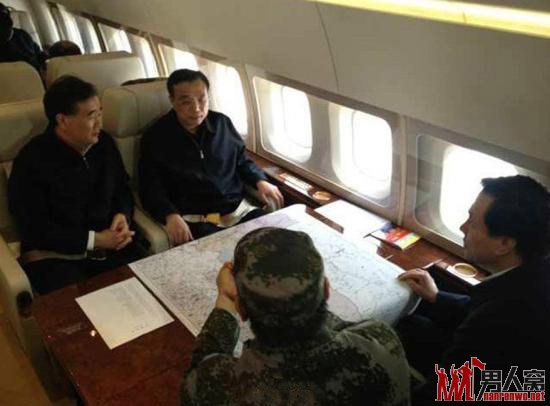 李克强乘专机前往四川雅安地震灾区