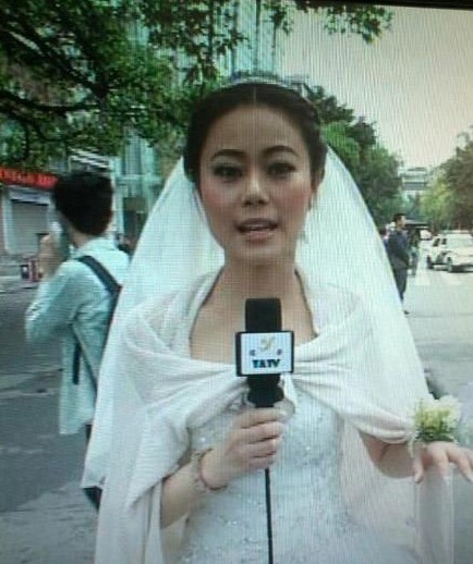 邱启明声音嘶哑直播灾情 女主播穿婚纱报道灾情