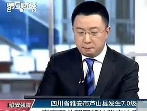 邱启明声音嘶哑直播灾情 女主播穿婚纱报道灾情