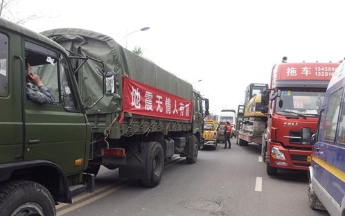雅安芦山环城路交通拥堵致救援车被困 请让出救援通道