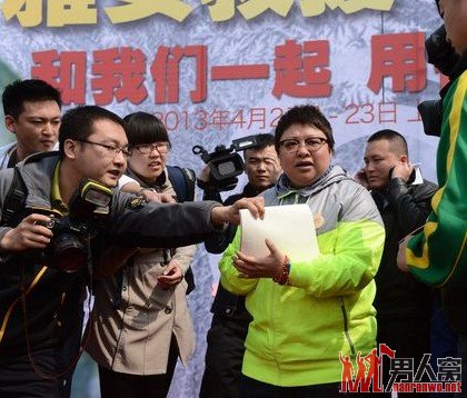 韩红震后率众明星捐款 不顾身体亲自带队赴灾区