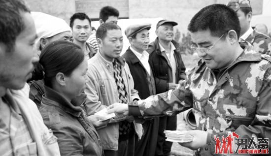 陈光标震区发放30万元的现金 鼓励灾民战争灾难