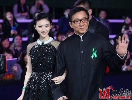 成龙携景甜黑衣亮相蓝毯 盘点京城四美背景