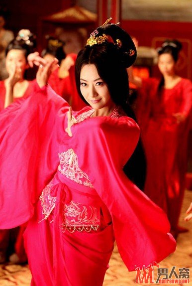 成龙携景甜黑衣亮相蓝毯 盘点京城四美背景