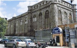 美国黑帮老大监狱称王 13名女狱警为其服务