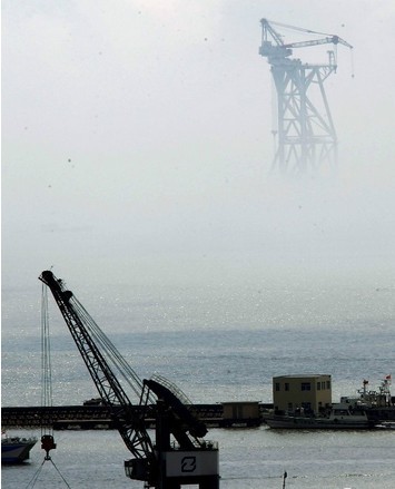 珠海九洲港海面出现“海市蜃楼” 海面浮清晰塔吊