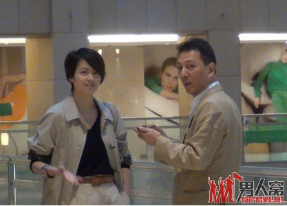 梁咏琪素颜现身超市买菜 老公贴心接送恩爱返家