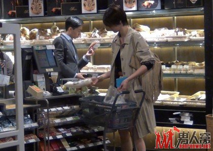 梁咏琪素颜现身超市买菜 老公贴心接送恩爱返家