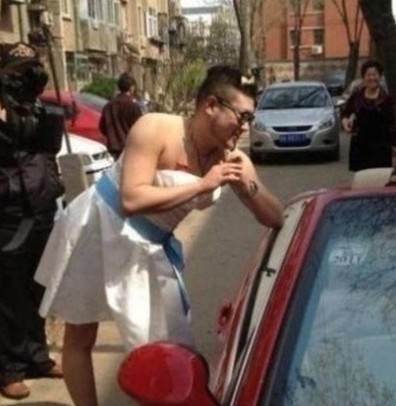 天津最抢眼伴娘亮瞎眼 霸气侧漏的男闺蜜