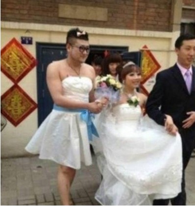 天津最抢眼伴娘亮瞎眼 霸气侧漏的男闺蜜