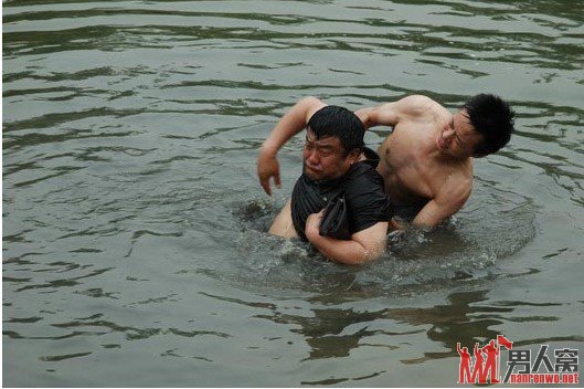 传递正能量 安徽小伙勇救落水男子