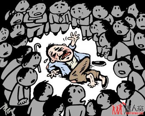 老翁酒醉睡树下 过路民警助回家