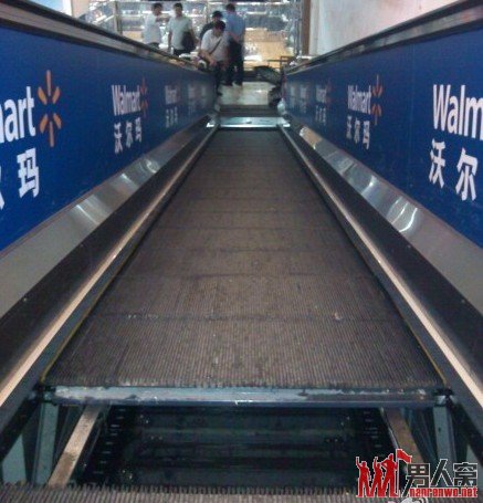 宜昌沃尔玛电梯断裂 一老太太掉入其中当场被绞死