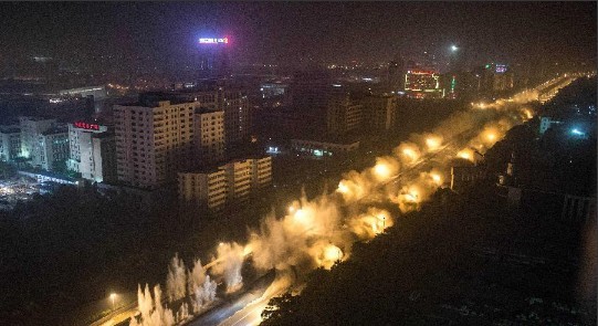 武汉爆破拆除3.5公里高架桥 26秒成废墟