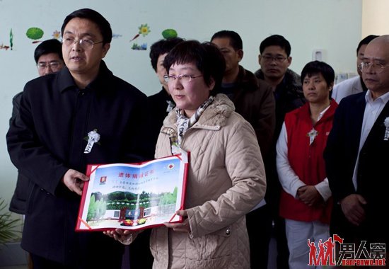 老人过世将眼角膜捐献青岛眼科医院