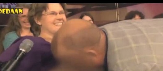 主持人现场吮吸女嘉宾母乳 表情投入另观众无法直视