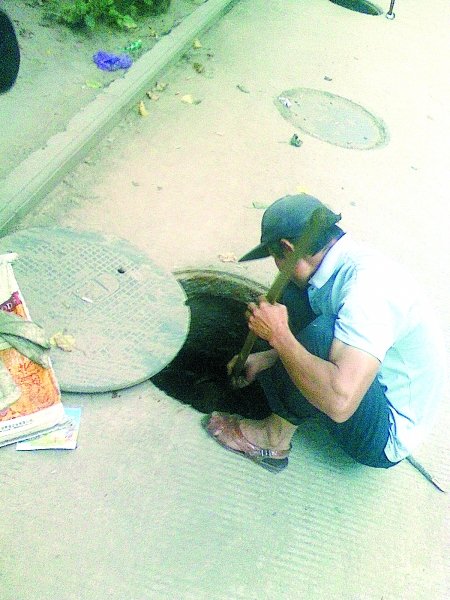 职业下水道“捞金人”入4000元 私自开井盖有隐患