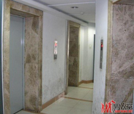 小伙为救人关电梯外门 困在夹缝中1小时后获救