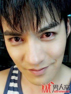 严宽雨夜拍戏眼睛发红变“吸血鬼” 李念称其入戏太深
