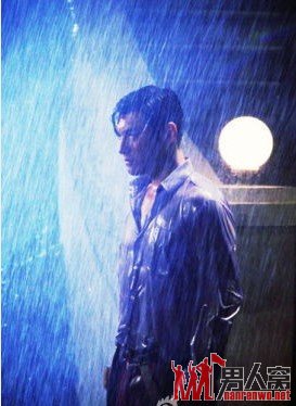 严宽雨夜拍戏眼睛发红变“吸血鬼” 李念称其入戏太深