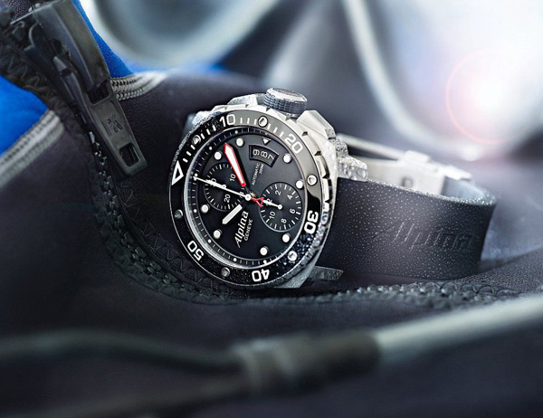 Extreme Diver 300计时自动腕表 专业可靠的潜水腕表